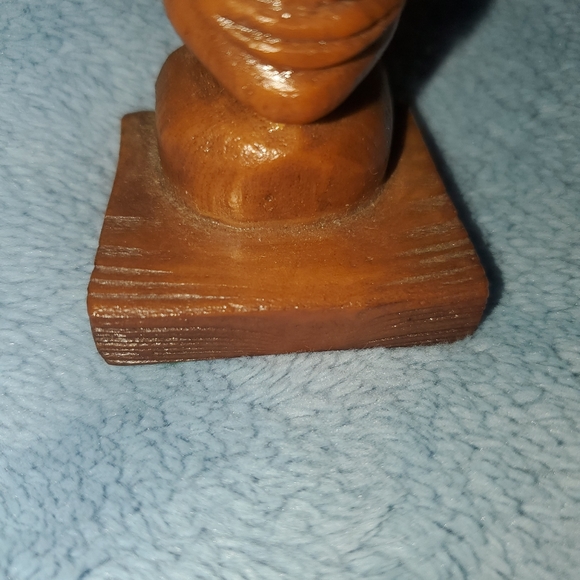 Hand carved totem pole - Picture 2 of 7